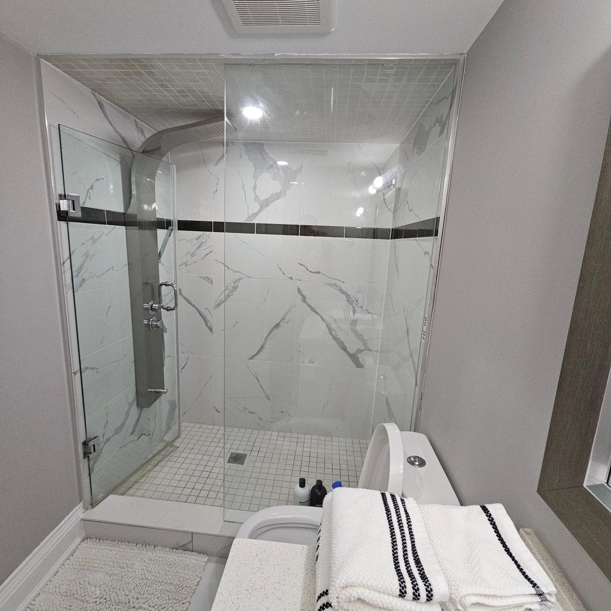 Basement Apartment In Luxury Beach House Toronto Exterior foto